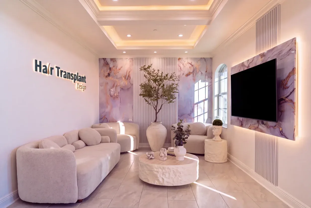 Recepción y sala de espera de nuestra clínica de restauración capilar en Tampa