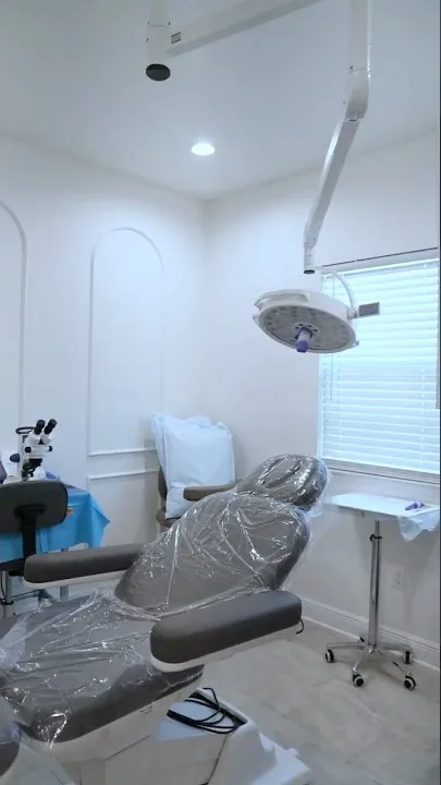 Interior de la sala de procedimientos de Hair Transplant Design en Tampa, del video de recorrido por la clínica
